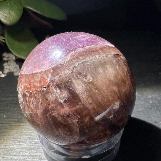 Super Seven Kugel | violett & rotbraun | Nahaufnahme | Brasilien | Unikat | Happy Minerals