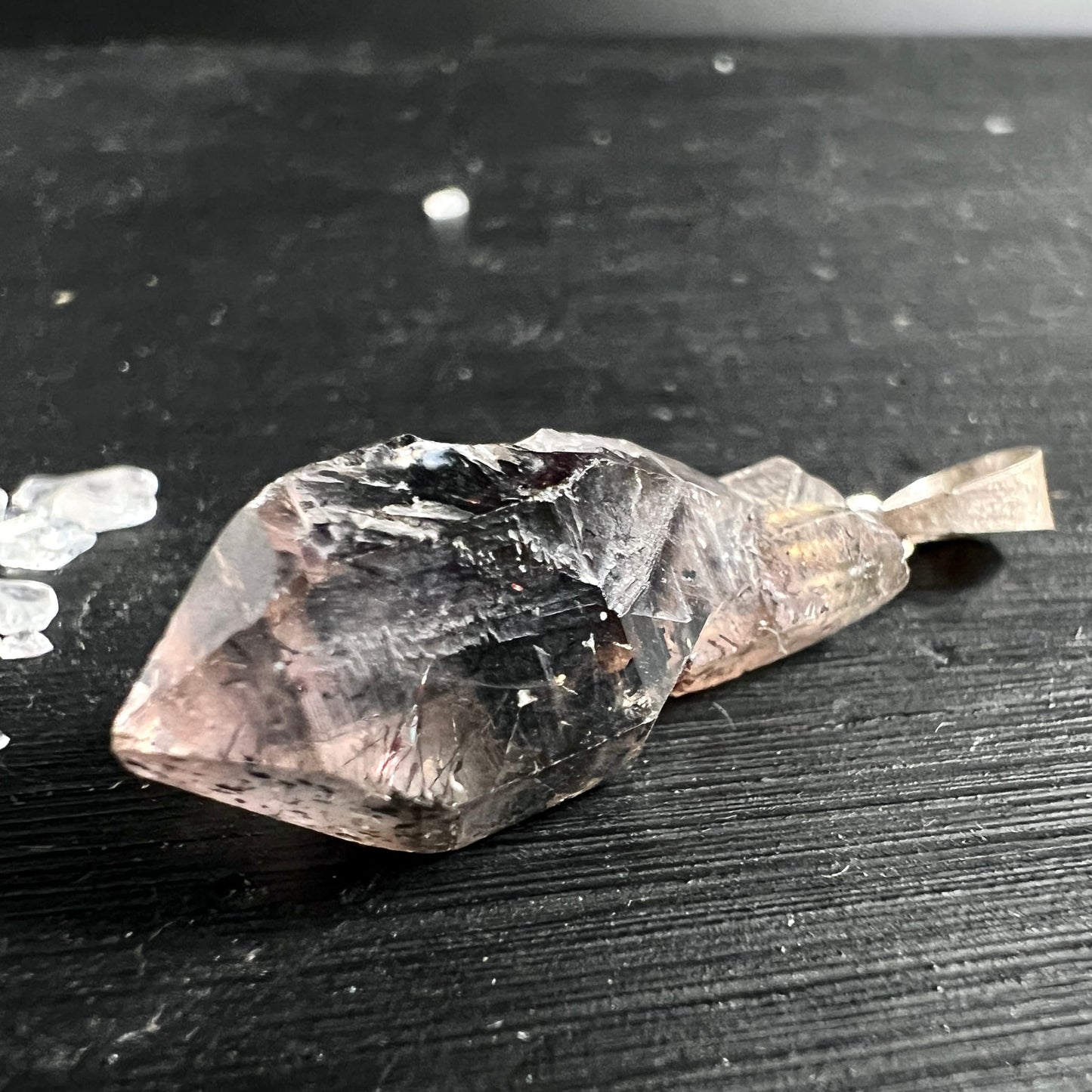 Super Seven Rohstein | Melody Stone Anhänger | dunkle Turmalin-Einschlüsse | rauchige Töne | Happy Minerals