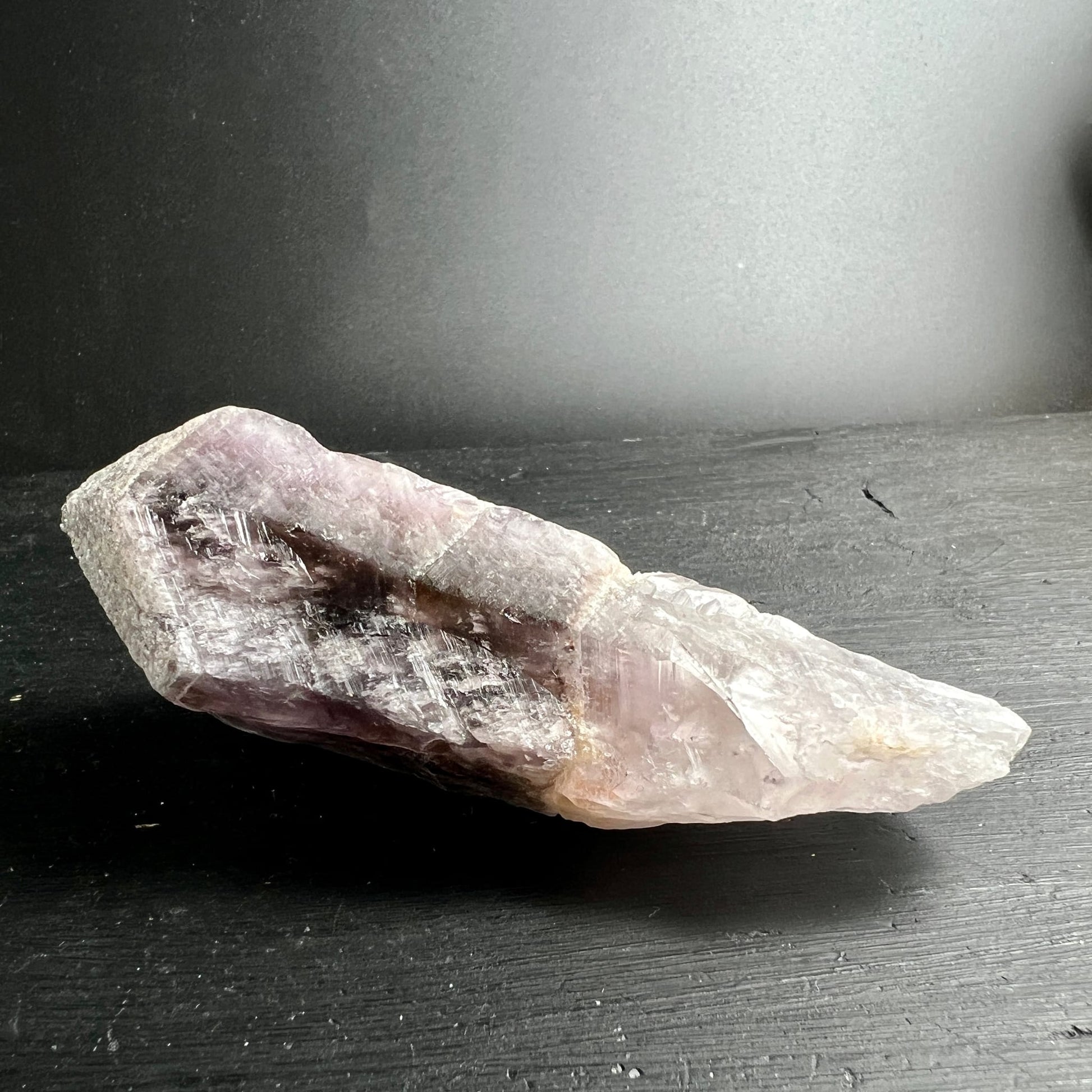Super Seven Melody Stone | seitliche Ansicht | helles Lavendel | natürliche Bruchkanten | Brasilien | Happy Minerals