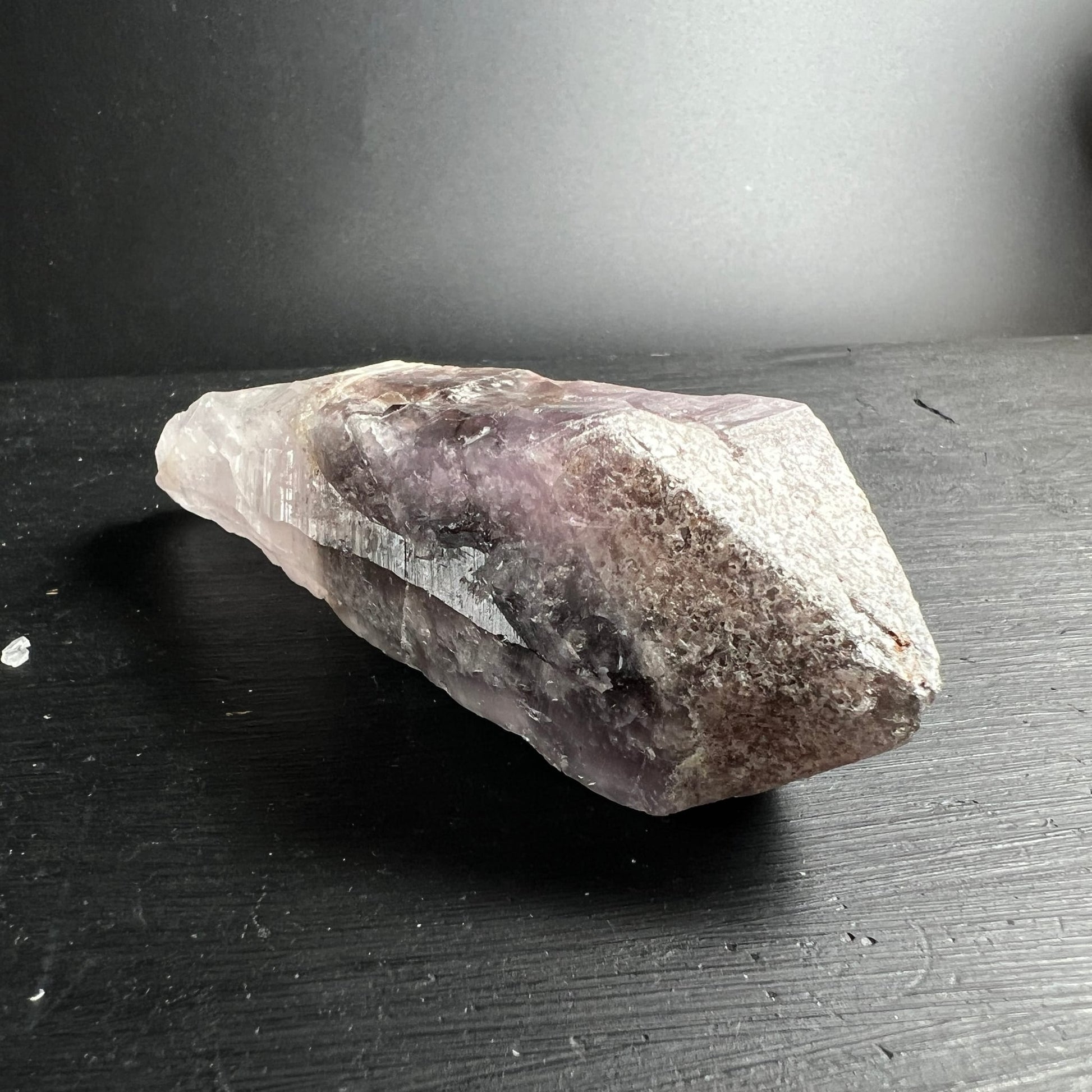 Super Seven Rohstein | dunkle Einschlüsse | erdige Basis | violette Farbzonen | Brasilien | Happy Minerals