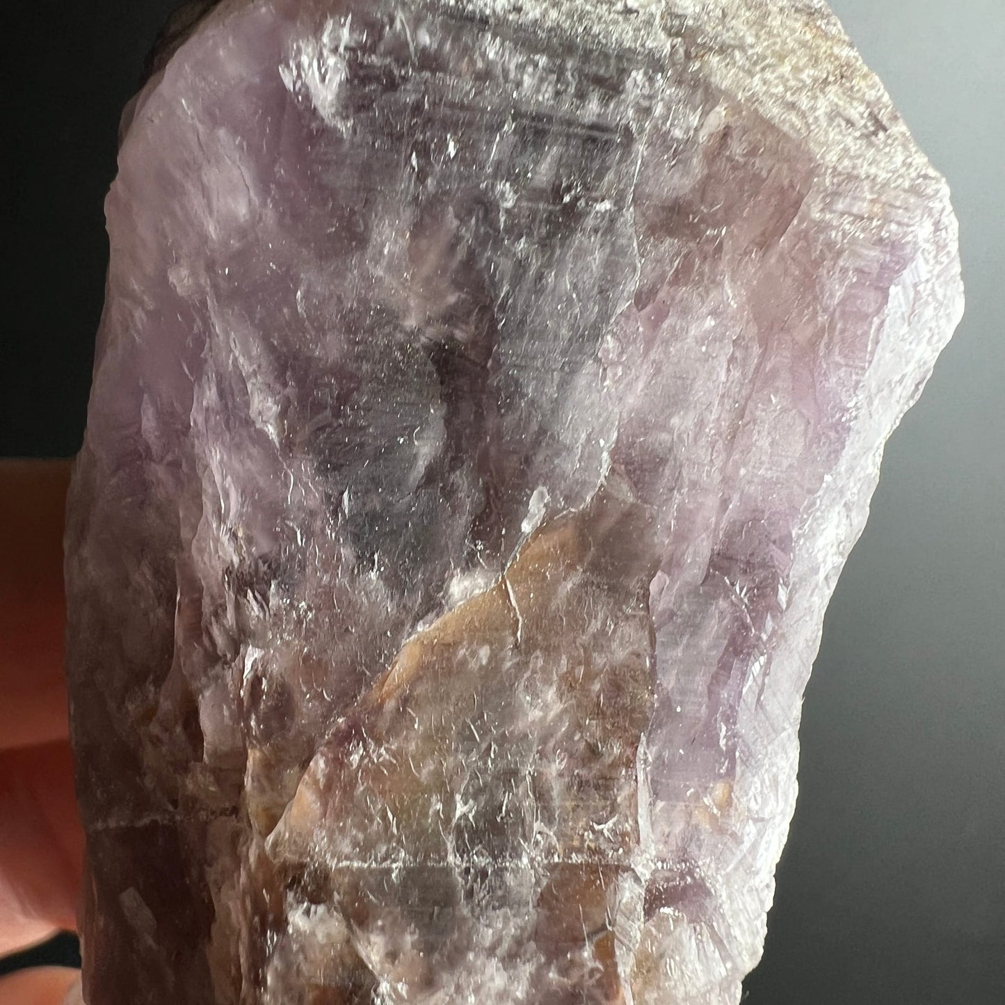 Super Seven Rohstein | Nahaufnahme Oberfläche | violette & braune Einschlüsse | schimmernde Facetten | Happy Minerals