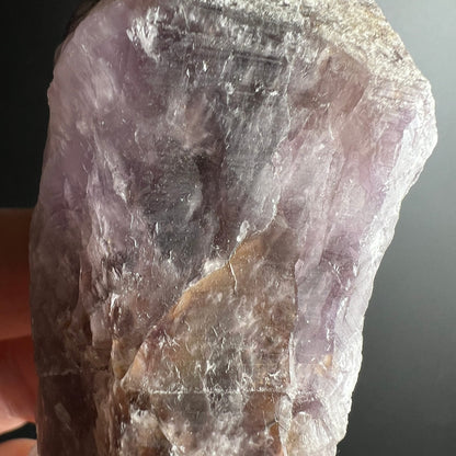 Super Seven Rohstein | Nahaufnahme Oberfläche | violette & braune Einschlüsse | schimmernde Facetten | Happy Minerals