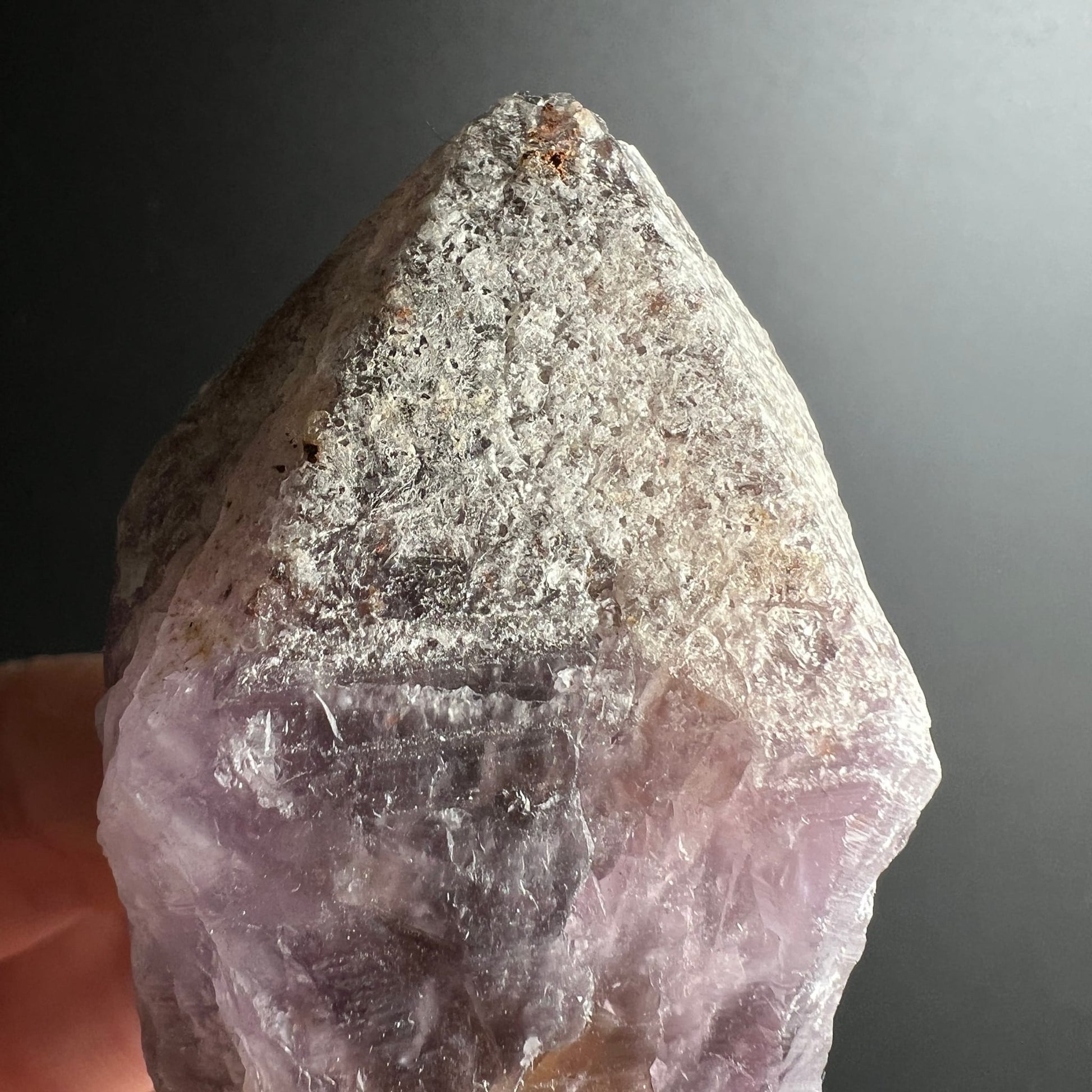 Super Seven Melody Stone | Detailaufnahme Spitze | weißlich-sandige Textur | pyramidale Form | Brasilien | Happy Minerals