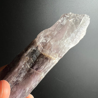 Super Seven Rohstein | transparente Seite | dunkler Cacoxenit-Einschluss | zarte Lila-Töne | Brasilien | Happy Minerals