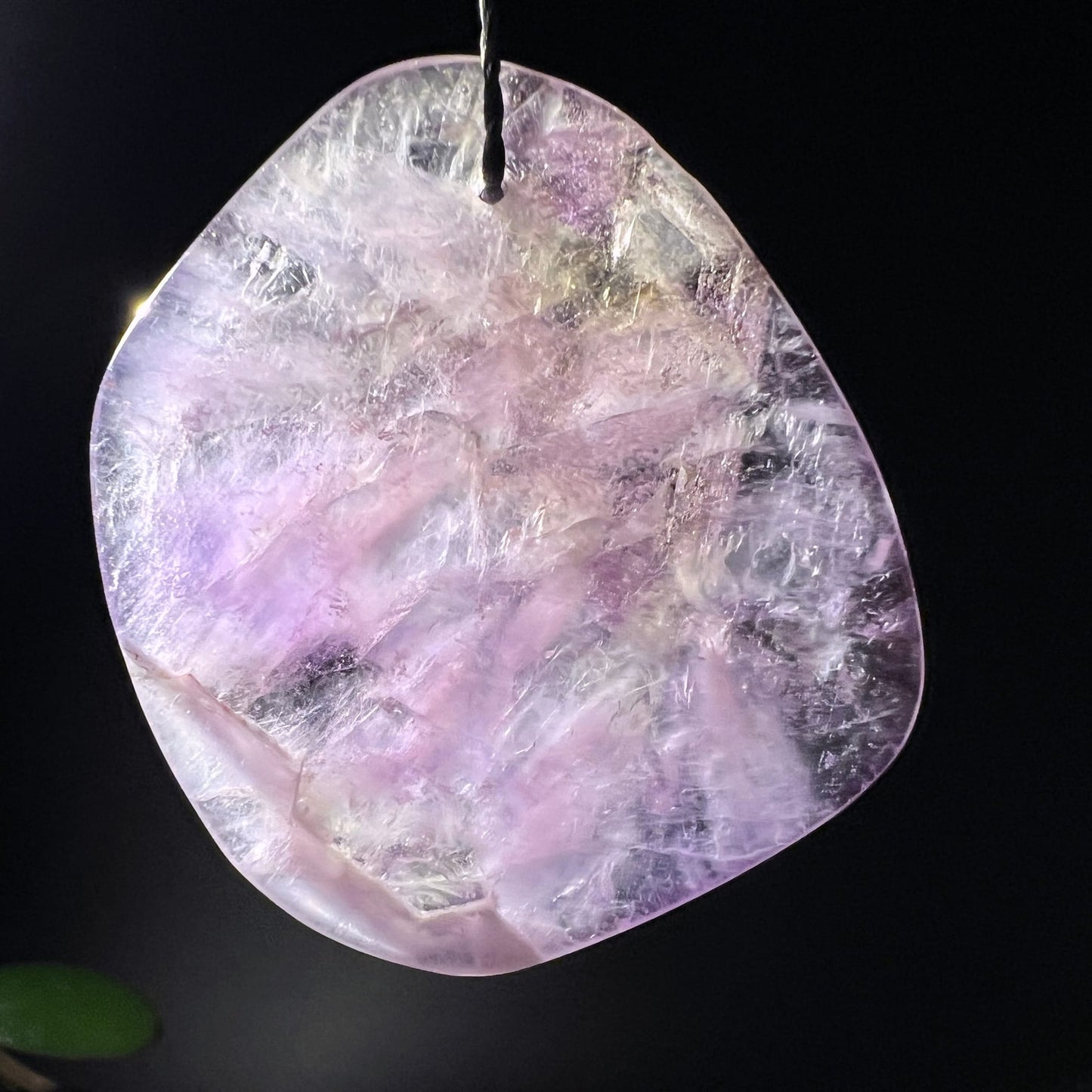 Super Seven Scheibe | schwarze Kordel | violett-weiß schimmernd | zarte Lila-Nuancen | Brasil | Happy Minerals