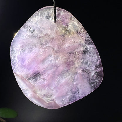 Super Seven Scheibe | schwarze Kordel | violett-weiß schimmernd | zarte Lila-Nuancen | Brasil | Happy Minerals
