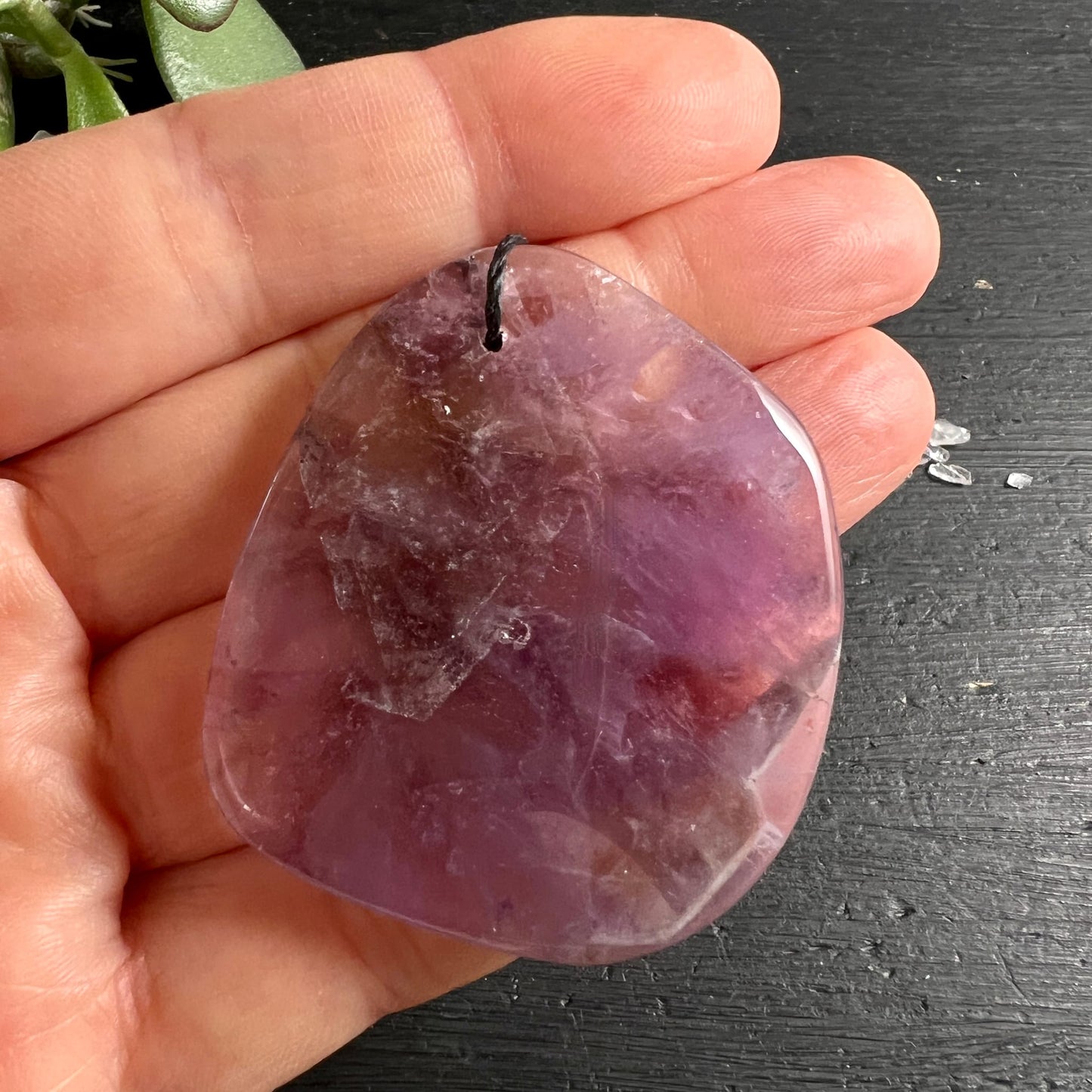 Super Seven Unikat | Hand hält Scheibe | kräftig lila | innere Kristallstruktur sichtbar | Brasil | Happy Minerals
