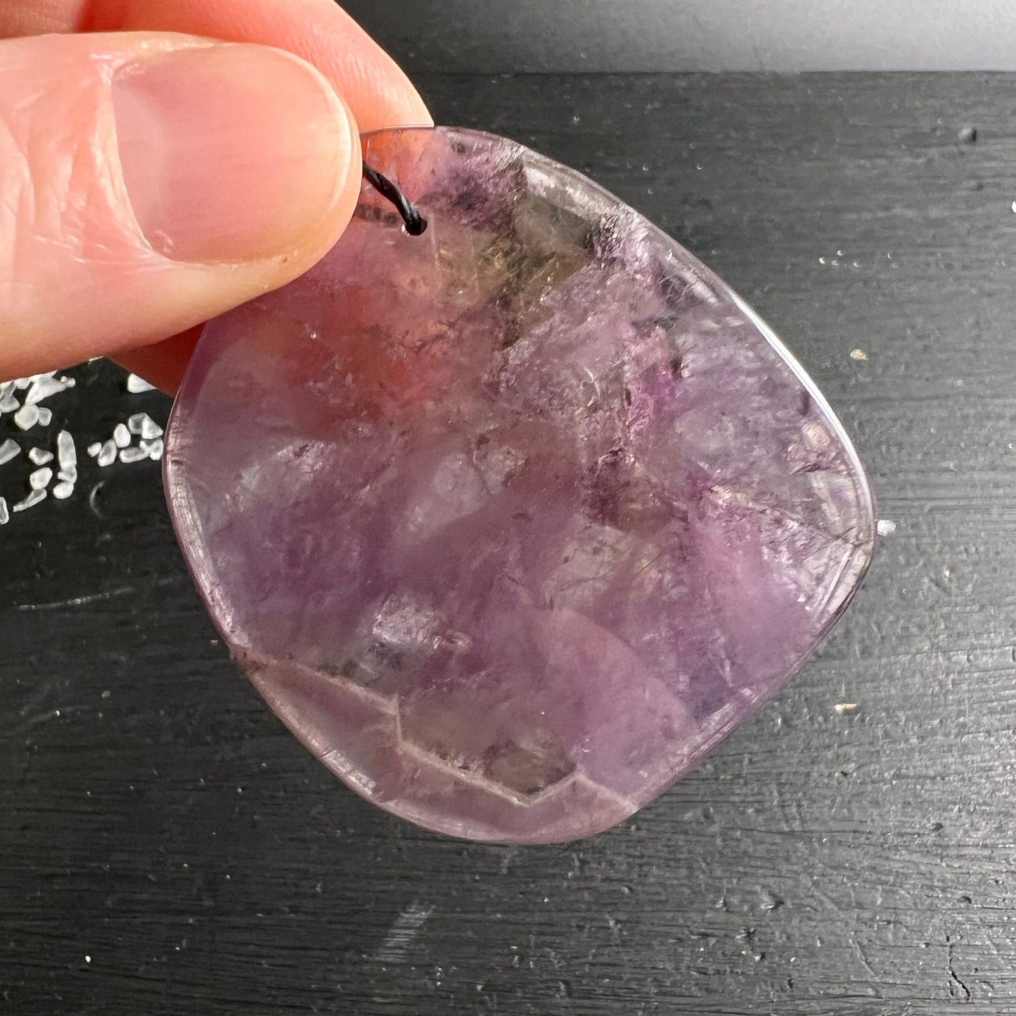 Super Seven Scheibe | Rückseite | helles Lila | transparente Zonen | Fingergriff oben | Brasil | Happy Minerals
