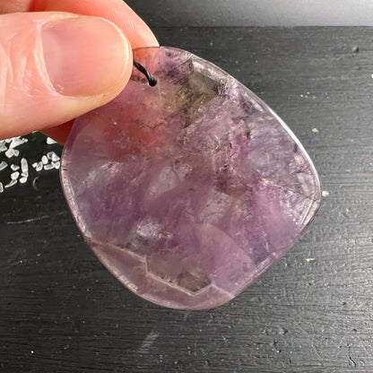 Super Seven Scheibe | Rückseite | helles Lila | transparente Zonen | Fingergriff oben | Brasil | Happy Minerals