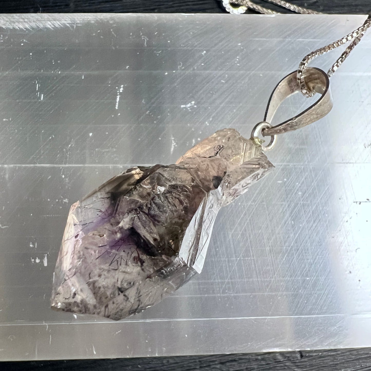 Super Seven Rohstein-Anhänger | rosa-violette Facetten | natürliche Zepterspitze | Unikat | Happy Minerals