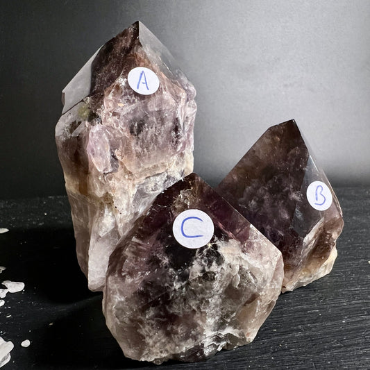 Drei rohe Kristallspitzen A B C mit rauchbraun-violetten Zonen, klaren Facetten und milchigen Einschluessen | Happy Minerals