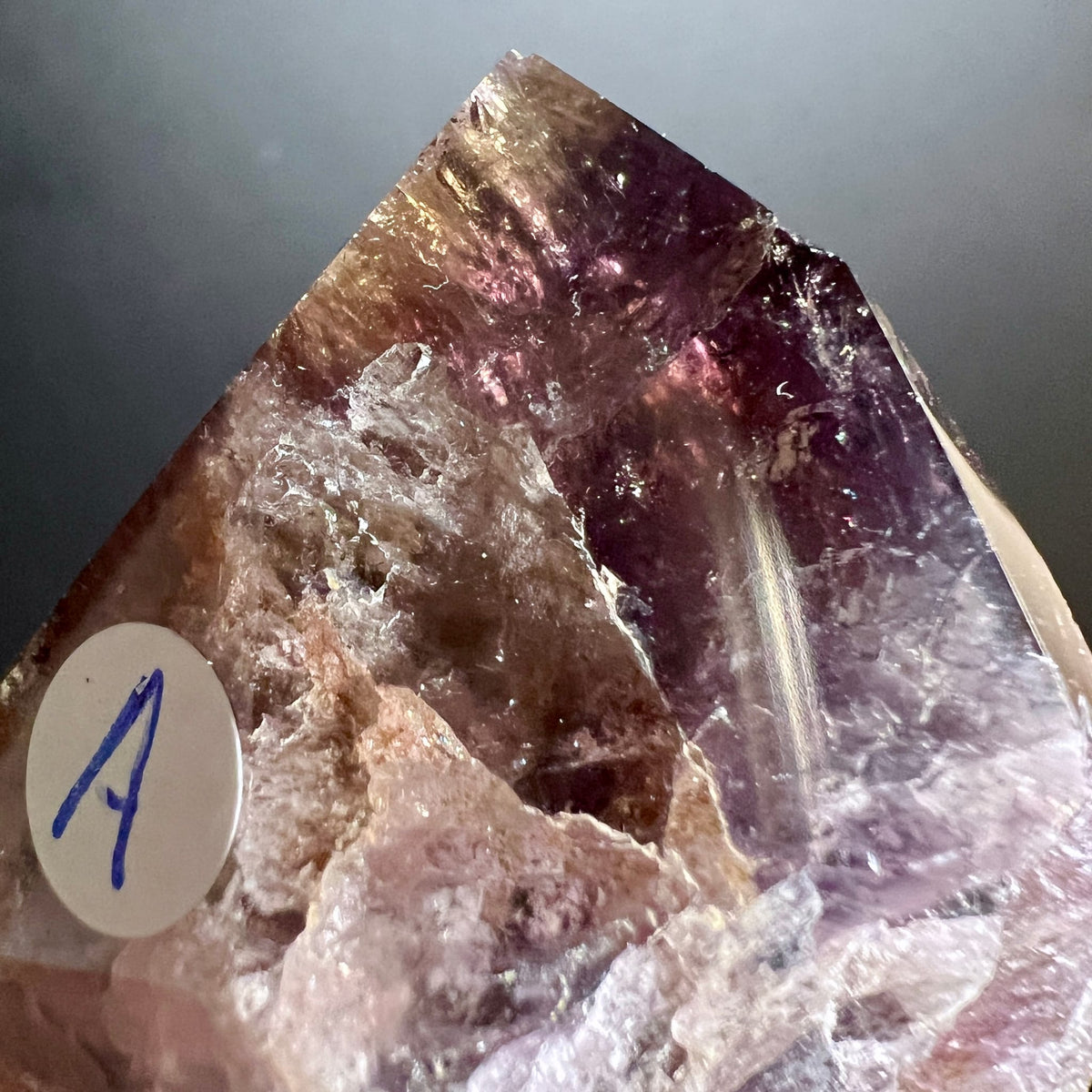 Super Seven Spitze mit violett-braunen Zonen, glaeserner Glanz, roh gebrochene Kristallflaechen | Happy Minerals