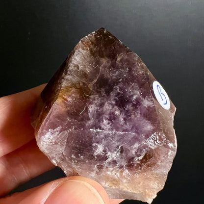 Rohe Kristallspitze mit rauchbraunen Kanten und violett-grauen Wolken, glasiger Bruch, unpoliert | Happy Minerals