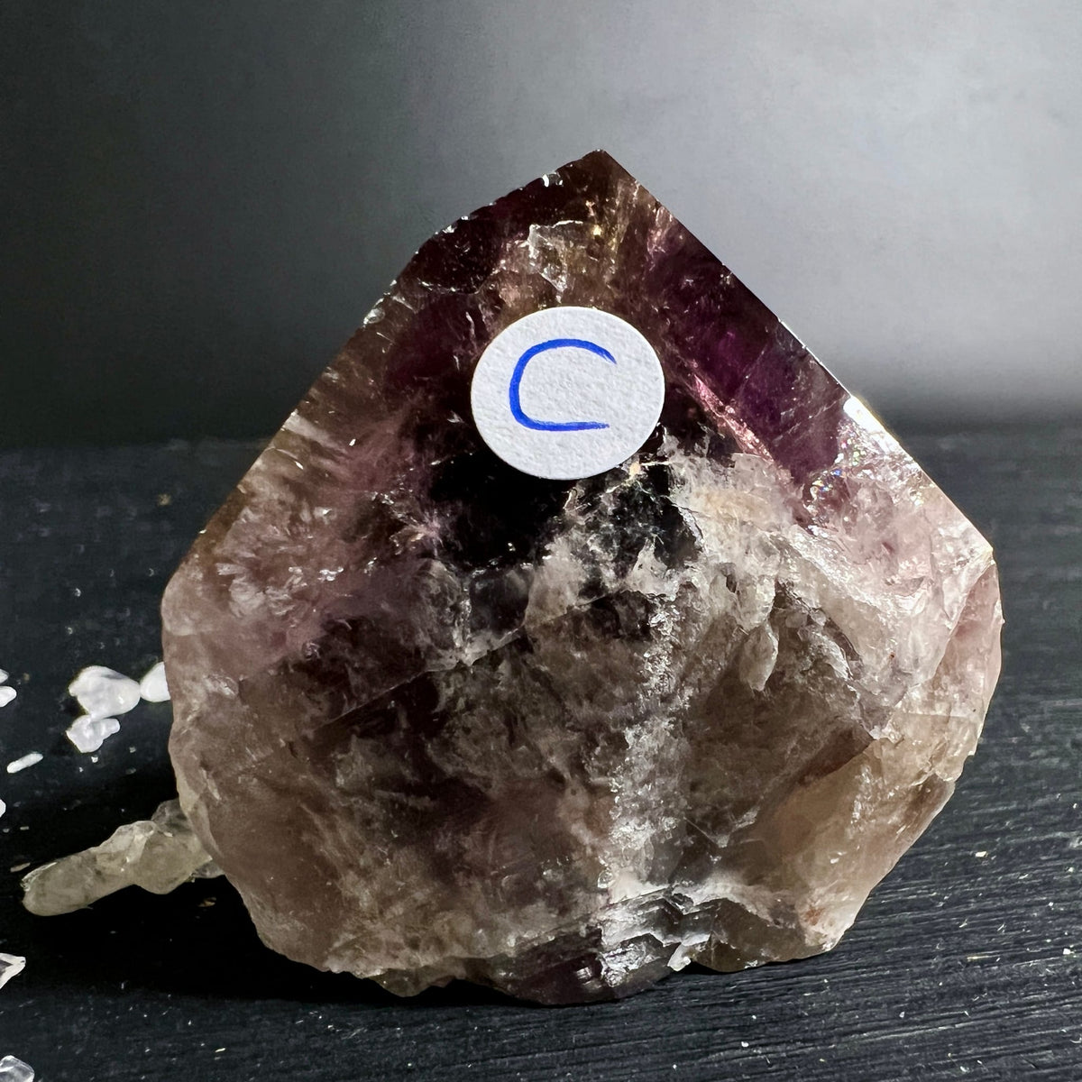 Super Seven Kristallspitze mit violetten und rauchbraunen Zonen, roh gebrochene Basis | Happy Minerals
