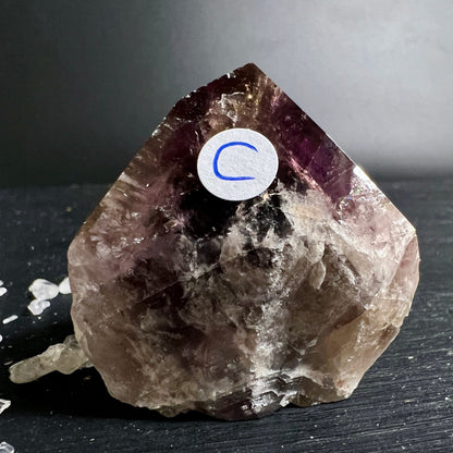 Super Seven Kristallspitze mit violetten und rauchbraunen Zonen, roh gebrochene Basis | Happy Minerals