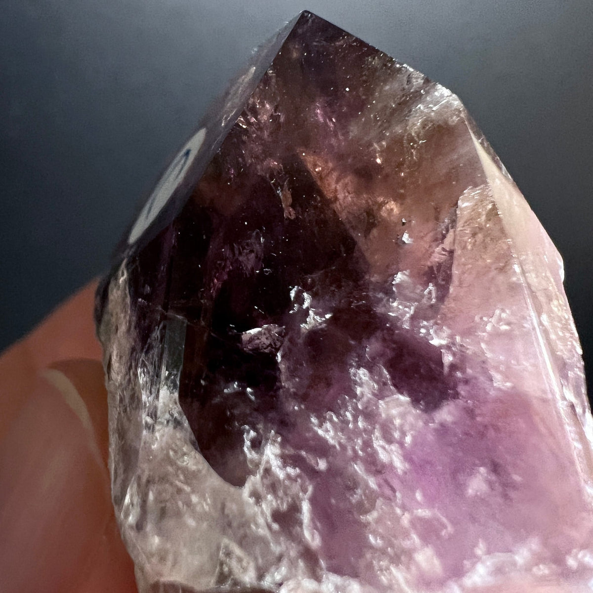 Super Seven Kristallspitze, dunkel violette Amethystspitze mit rauchig-transparenten Zonen und rosa Schimmer | Happy Minerals