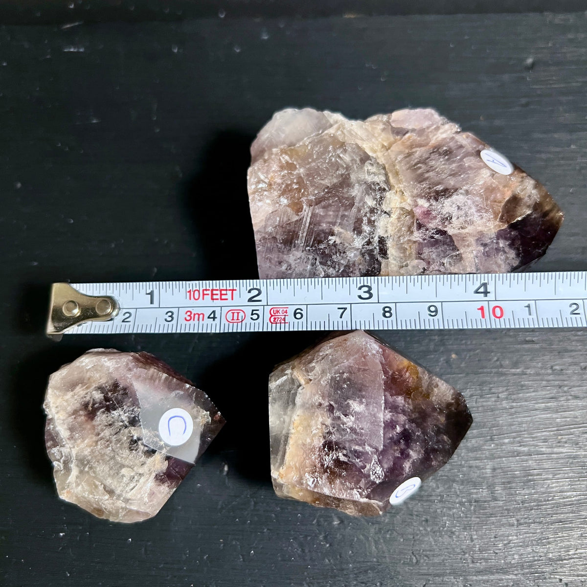 Rohe Super Seven Kristallspitzen, transluzent violett-rauchig mit facettierten Kanten | Happy Minerals