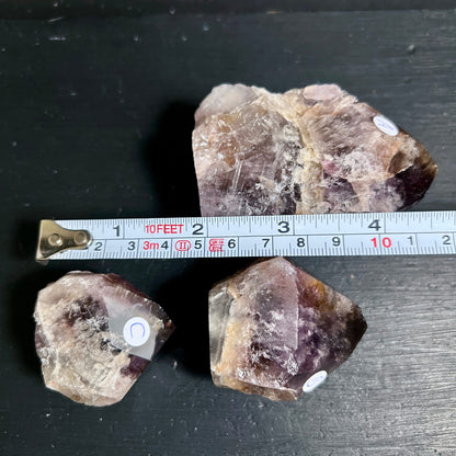 Rohe Super Seven Kristallspitzen, transluzent violett-rauchig mit facettierten Kanten | Happy Minerals