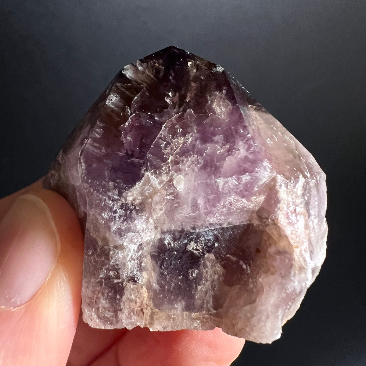 Super Seven Kristallspitze, rohe Form mit violetten Zonen und milchig-weissem Quarz, glasiger Glanz | Happy Minerals
