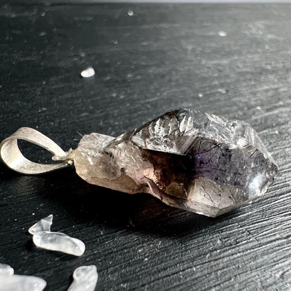 Super Seven Zepter | rosa-braune Kristallspitze | Rohstein-Anhänger liegend | Brasilien | Happy Minerals