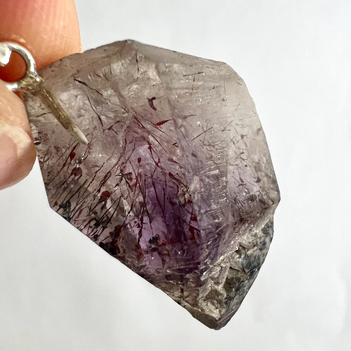 Super Seven Anhaenger, rauchgrauer Kristall mit violettem Kern und dunkelroten Nadeleinschluessen, rohe Facetten | Happy Minerals