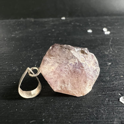 Rauer rosa-violetter Kristallanhaenger mit facettierten Kanten und Silberoese, unpoliert | Happy Minerals