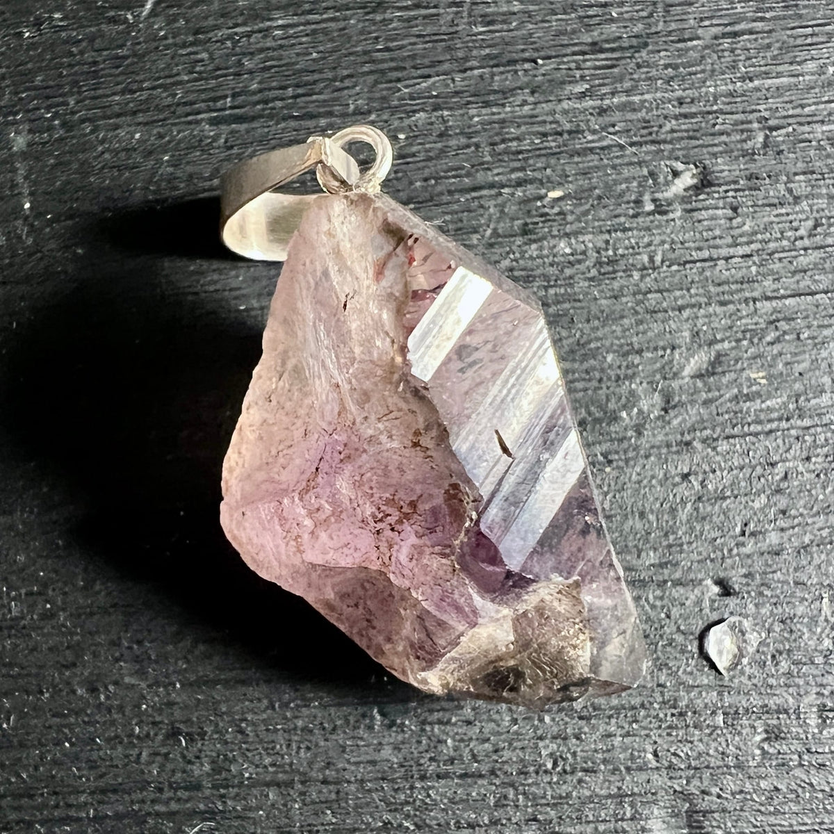 Roh belassener Kristallanhänger in rosa-violetten Tönen mit klarer Spitze und Silberöse | Happy Minerals