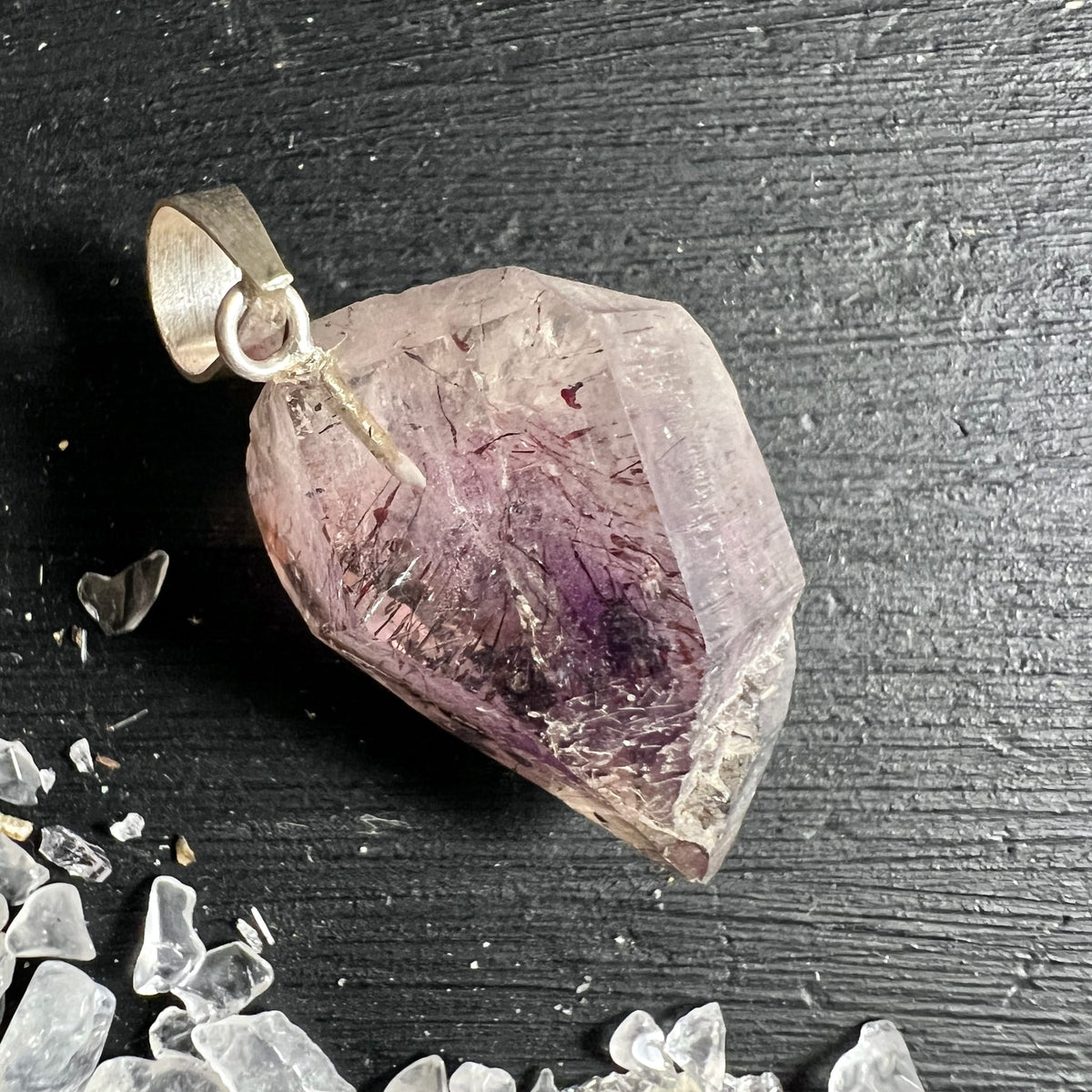Roher Kristallanhänger mit rosa-violetten Nadeleinschlüssen, facettierte Form, Silieroese | Happy Minerals