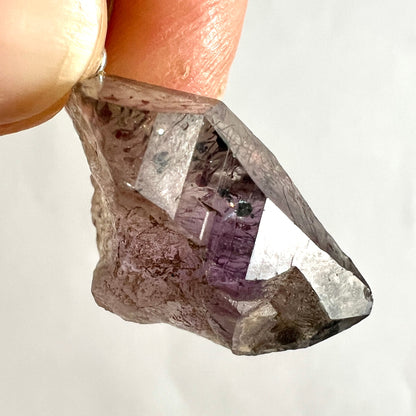Roher Kristallzepter mit violettem Amethyst-Kern, rauchig-braunen Kanten und silbrig glänzenden Facetten | Happy Minerals