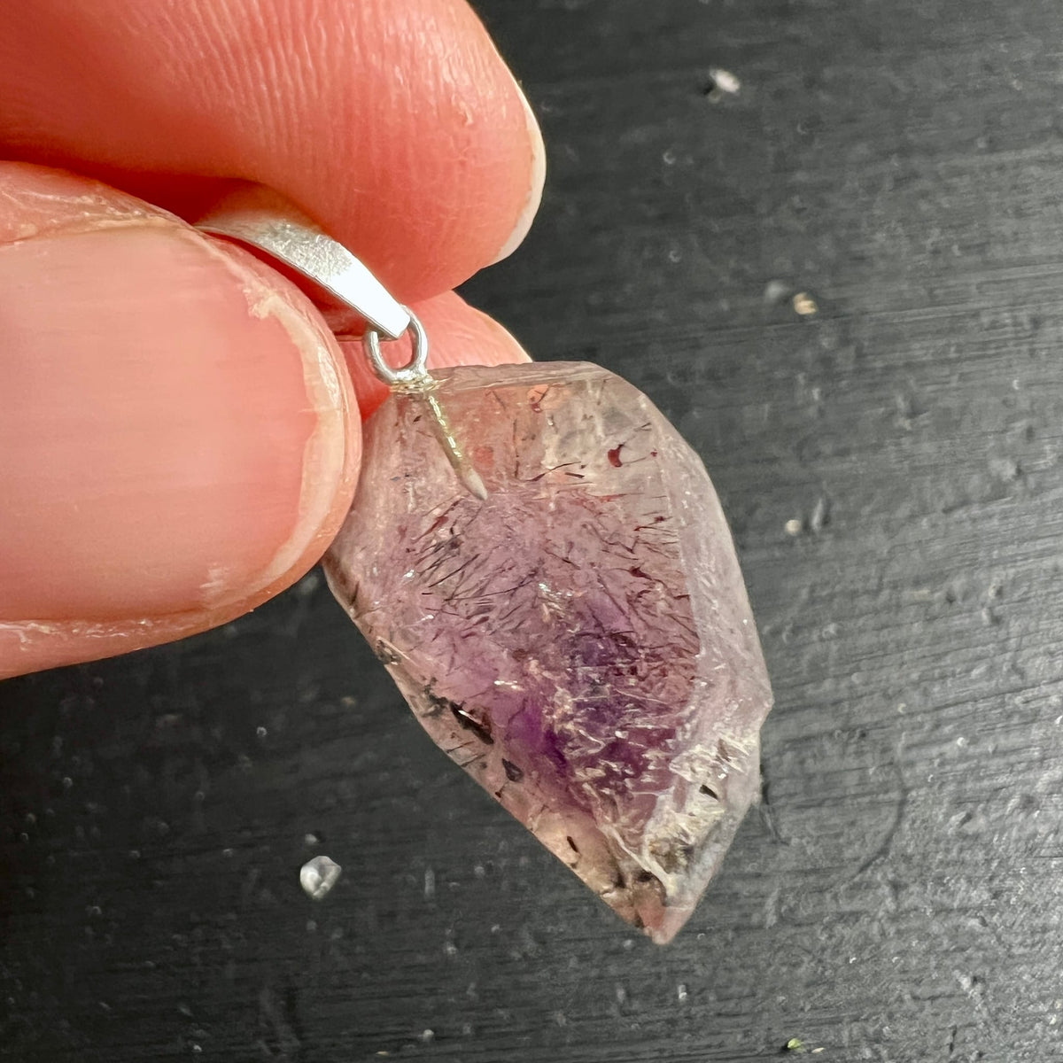 Rohkristall Anhänger mit violetten Nadeleinschlüssen in transparent-rosa Quarz, facettierte Zackenform | Happy Minerals