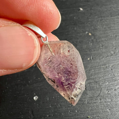 Rohkristall Anhänger mit violetten Nadeleinschlüssen in transparent-rosa Quarz, facettierte Zackenform | Happy Minerals