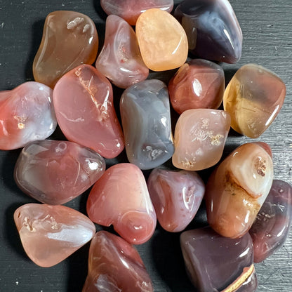 Swazi Achat | Trommelsteine | zarte Pastelltöne | Draufsicht | Happy Minerals