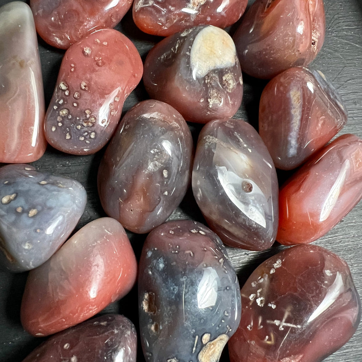 Swazi Achat | Trommelsteine | tiefe Rot-Grau-Nuancen | glänzende Oberfläche | Happy Minerals