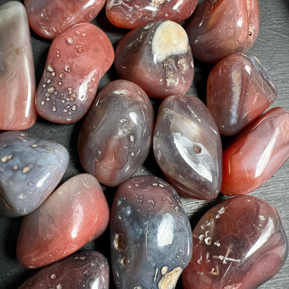 Swazi Achat | Trommelsteine | tiefe Rot-Grau-Nuancen | glänzende Oberfläche | Happy Minerals