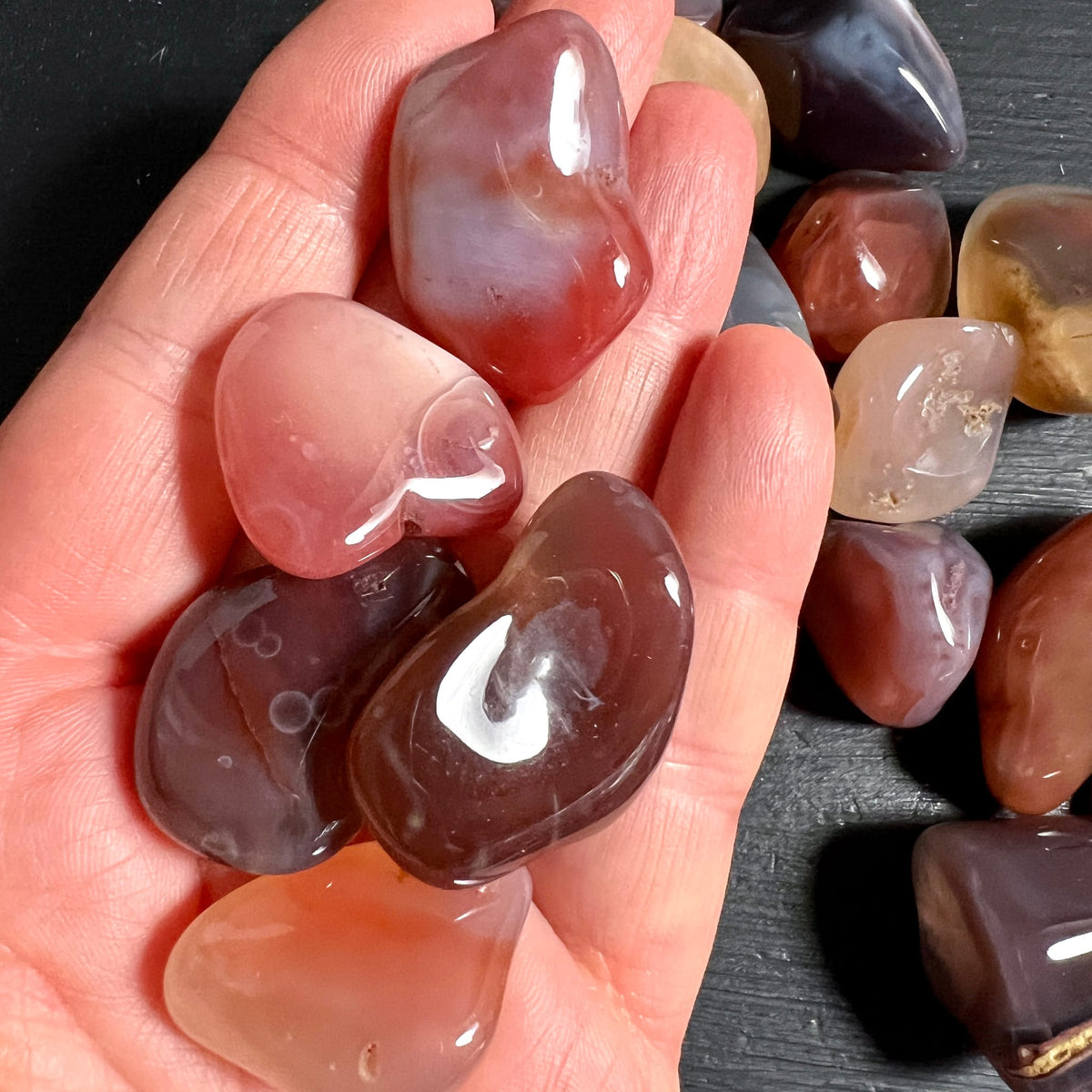 Swazi Achat | Trommelsteine | in der Hand | rosé-violette Farbspiele | Happy Minerals