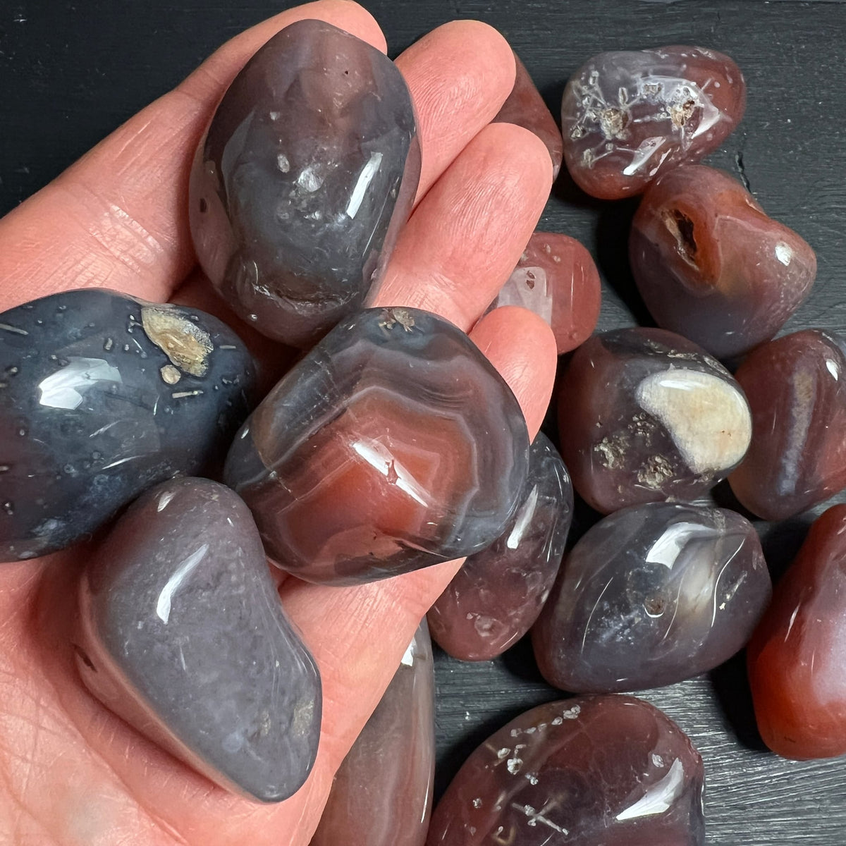 Swazi Achat | Trommelsteine | in der Hand | graue und rotbraune Bänderung | Happy Minerals