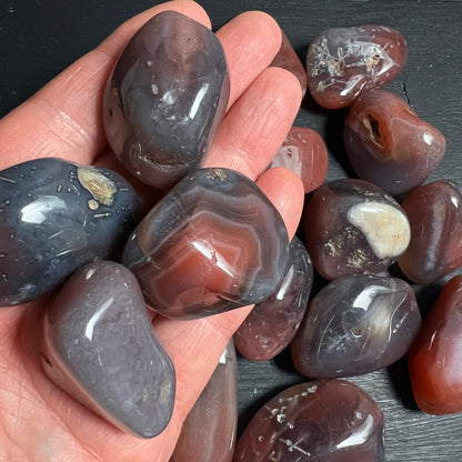 Swazi Achat | Trommelsteine | in der Hand | graue und rotbraune Bänderung | Happy Minerals