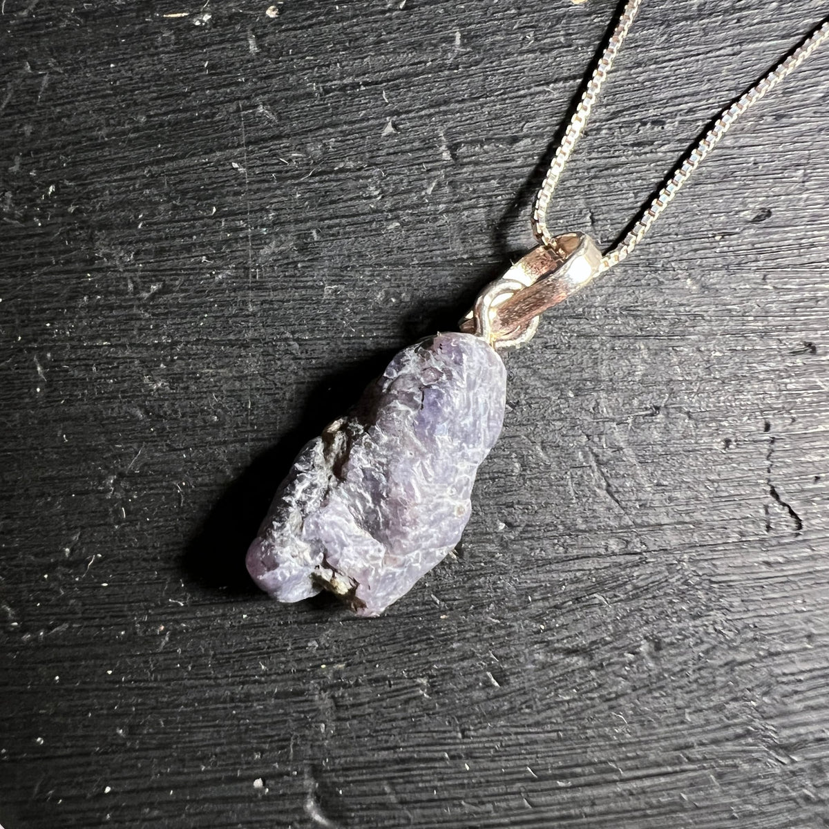 Roher Tansanit Anhaenger flieder-grau mit rauer Oberflaeche, Silberoese an Kette | Happy Minerals