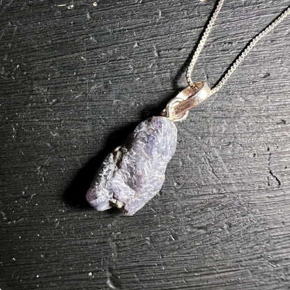 Roher Tansanit Anhaenger flieder-grau mit rauer Oberflaeche, Silberoese an Kette | Happy Minerals