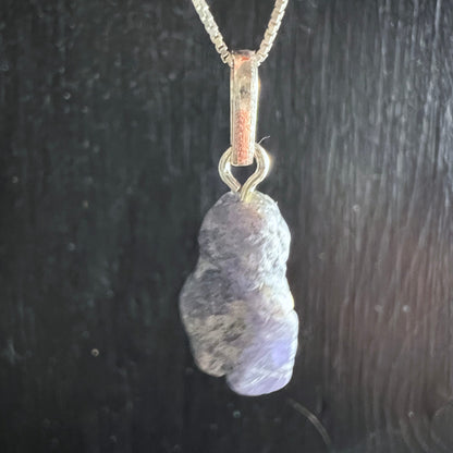 Tansanit Anhänger roh, graulila mit changierendem Glanz, laenglich geschliffen, 925 Silberoese | Happy Minerals