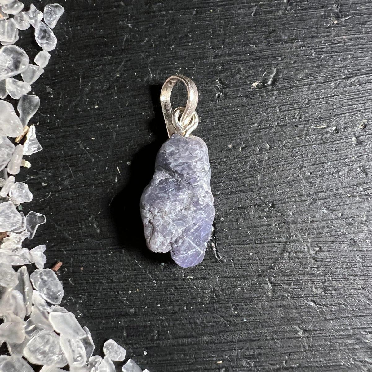 Tansanit Anhaenger roh, graulila mit weissen Adern, ovale Form, glaenzende Silberoese | Happy Minerals