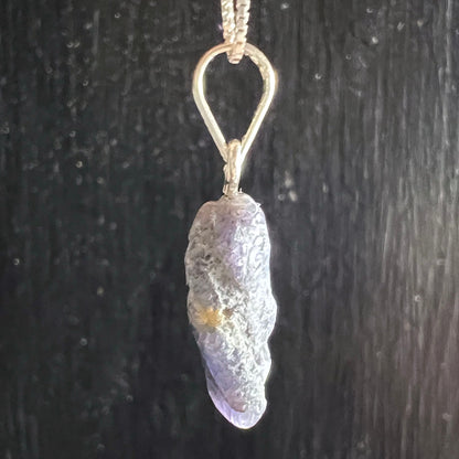 Roher Tansanit Anhaenger, laenglich, silbrig-lila schimmernde Oberflaeche mit gelbem Einschluss, Silberoese | Happy Minerals
