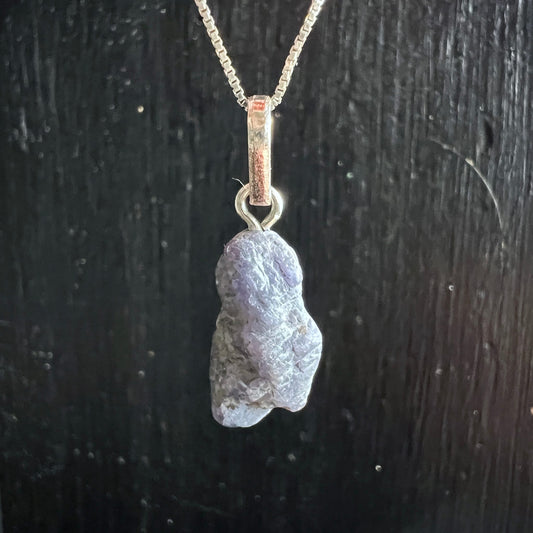 Roher Tansanit Anhaenger in graulila mit rauer Oberflaeche, an 925er Silberoese und Kette | Happy Minerals