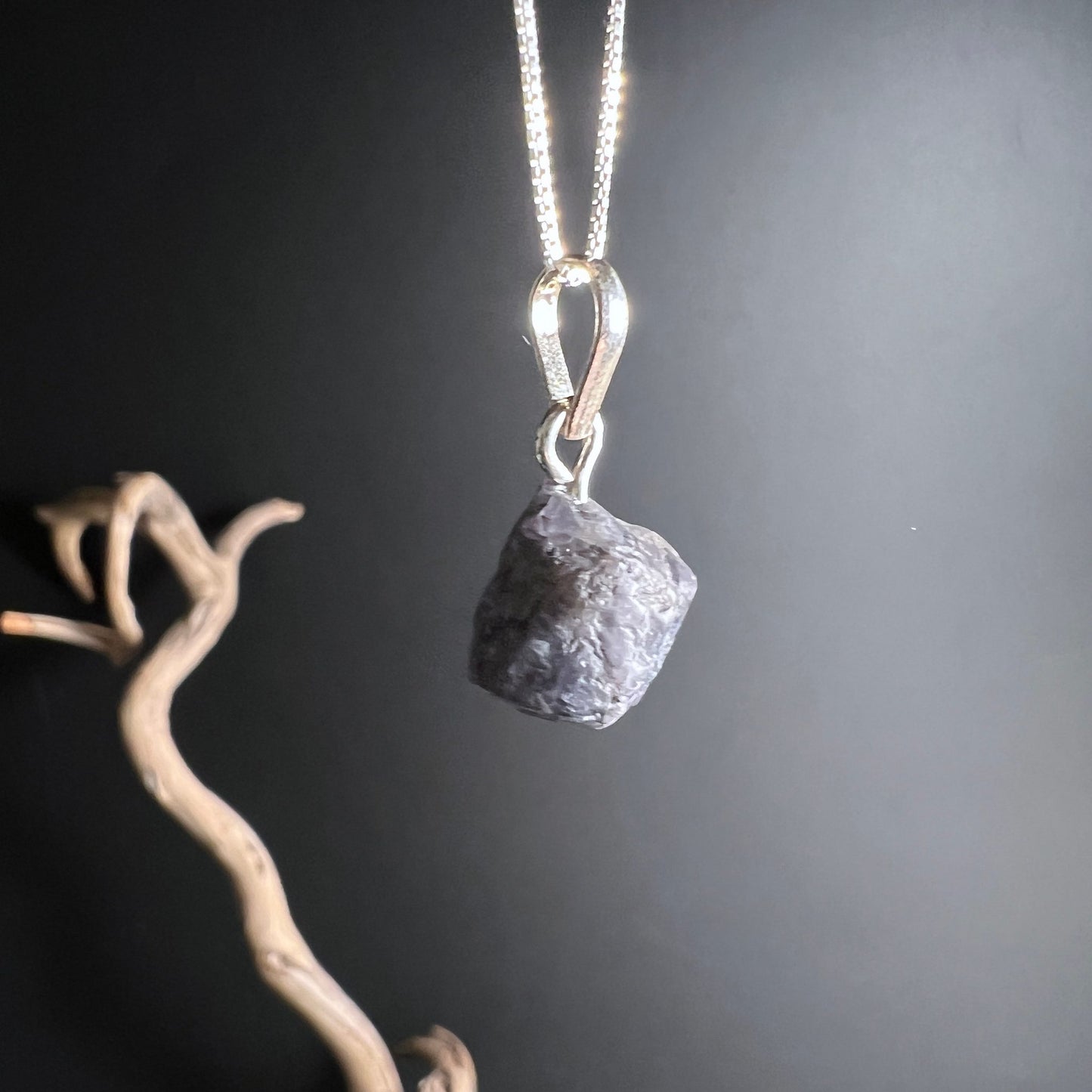 Tansanit Anhänger schwebend | rohe Kristallform | tiefviolette Töne | Sterling Silber | Brasilien | Happy Minerals