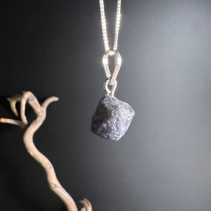 Tansanit Anhänger schwebend | rohe Kristallform | tiefviolette Töne | Sterling Silber | Brasilien | Happy Minerals