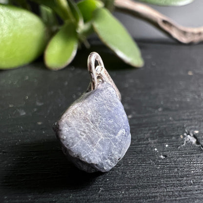 Tansanit Anhänger seitlich | roher Kristall | bläulich-violett | Sterling Silber Öse | Brasilien | Happy Minerals