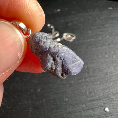Roher Tansanit Anhaenger violett-grau mit kristalliner Bruchflaeche und 925er Silberoese | Happy Minerals
