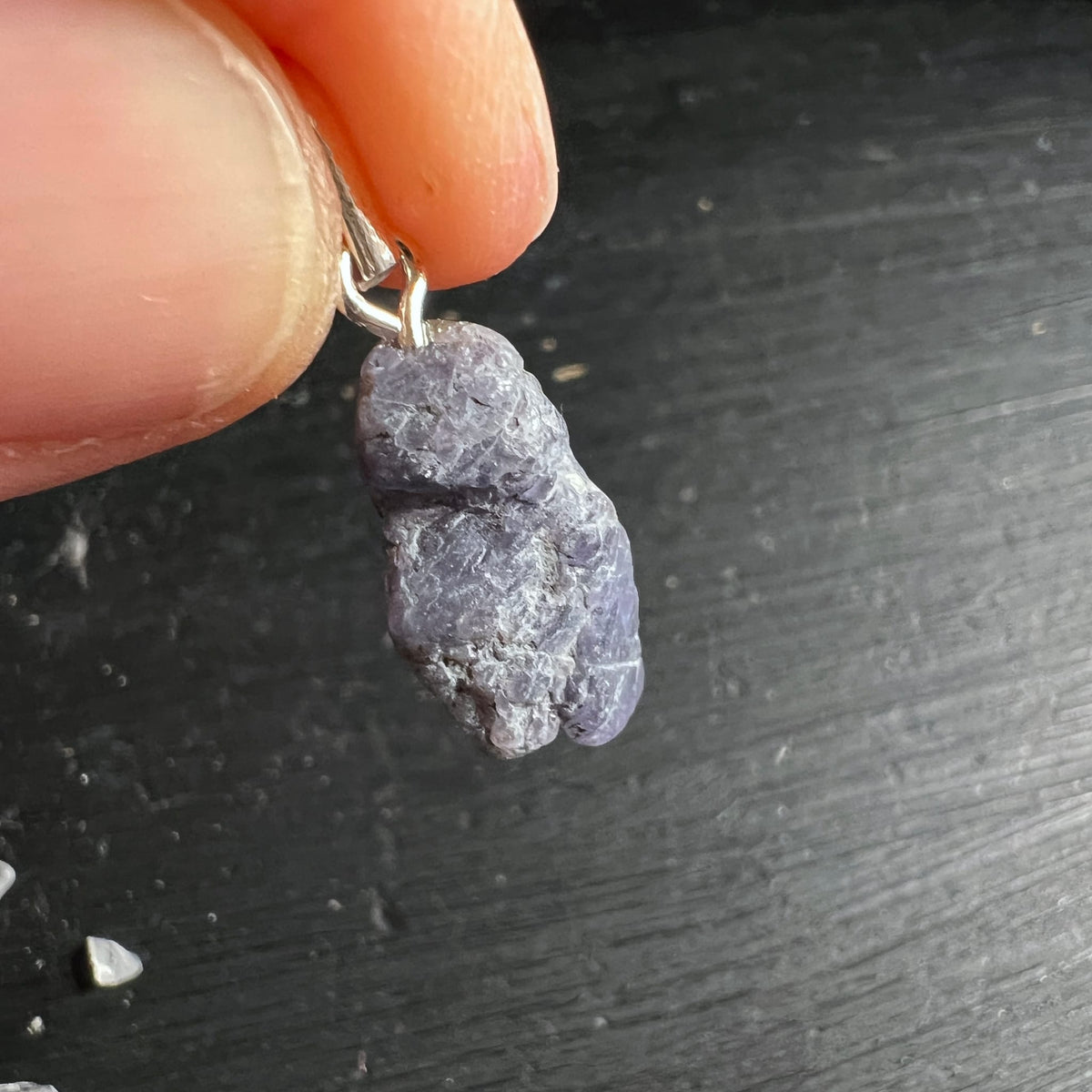 Roher violettgrauer Tansanit Anhaenger mit silberner Oese, unpolierte Kristallstruktur | Happy Minerals