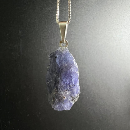 Tansanit Rohstein | intensives Blauviolett | Mineraleinschlüsse sichtbar | 925 Silber | hängende Ansicht | Happy Minerals