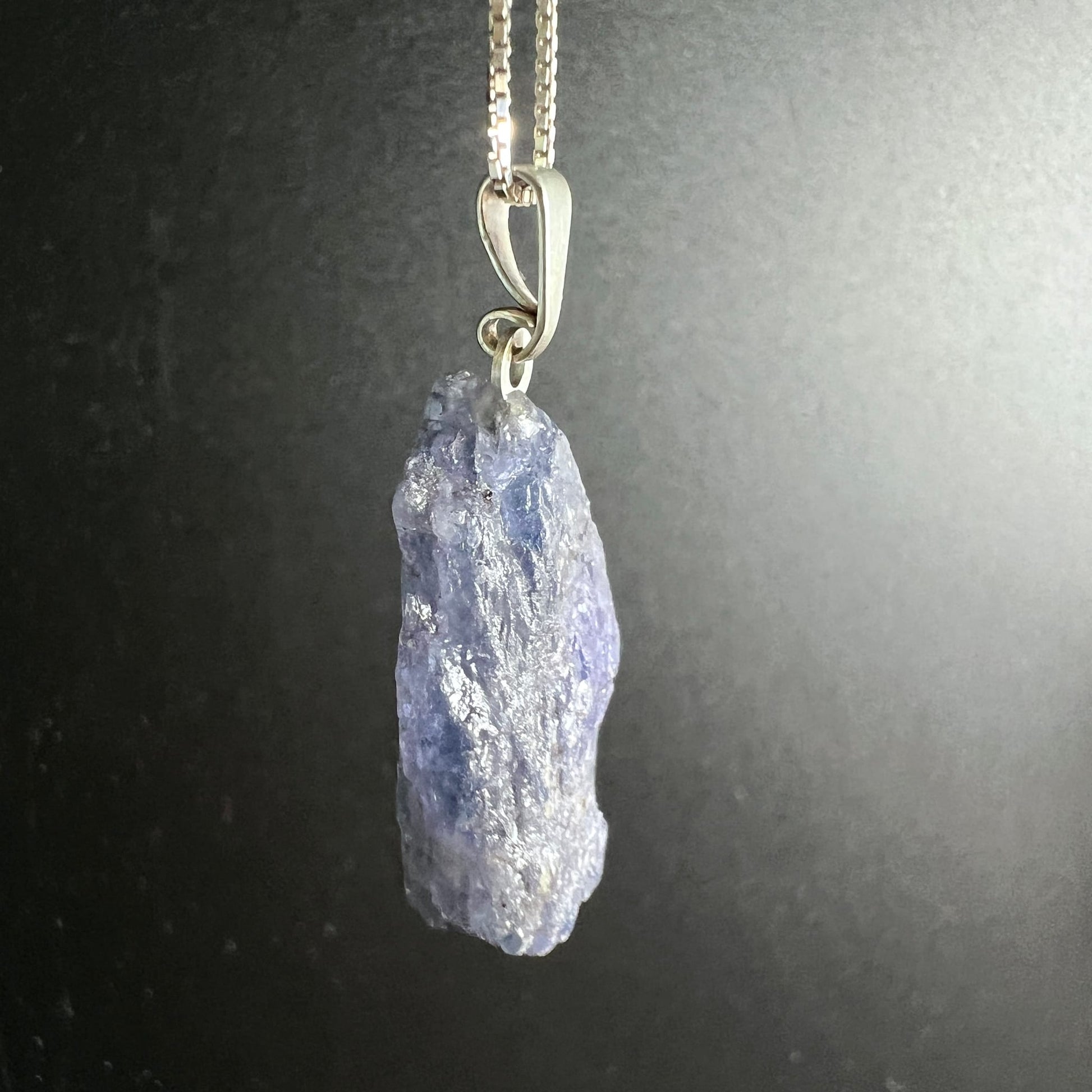 Tansanit Rohstein | hell leuchtend | zartes Lavendel | hängende Ansicht | 925 Silberöse | Happy Minerals